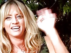 อายุยังไม่ถึงเกณฑ์คนเอเชียเลสเบี้ยนมีของเธอแน่นจิ๋มเลียนโดยเล่นเพื่อนกันในสวน