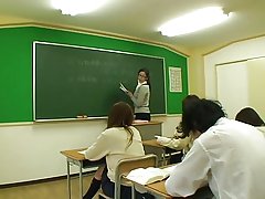 ที่รักยิ่งของเธอเล็กๆจูบกับหัวนมและหน้าตัวเมียเลียโดยพ่อหนุ่ม