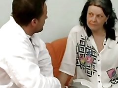 แฮนผู้ใหญ่พังหนักในก้นโดยพยาบาล